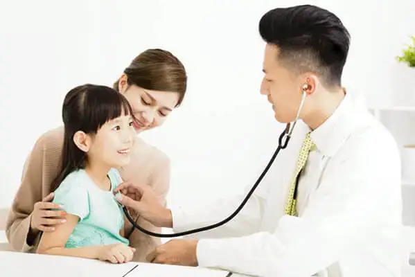 Nên theo dõi phản ứng cơ thể của trẻ sau khi ăn yến và tham khảo ý kiến bác sĩ khi cần thiết