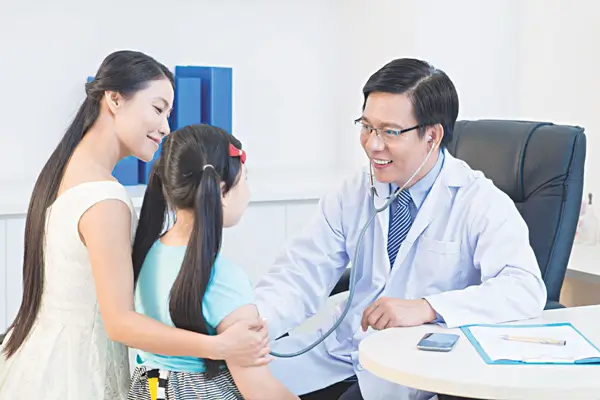 Hãy theo dõi bé thường xuyên, kịp thời nhờ bác sĩ tư vấn nếu có dấu hiệu bất thường